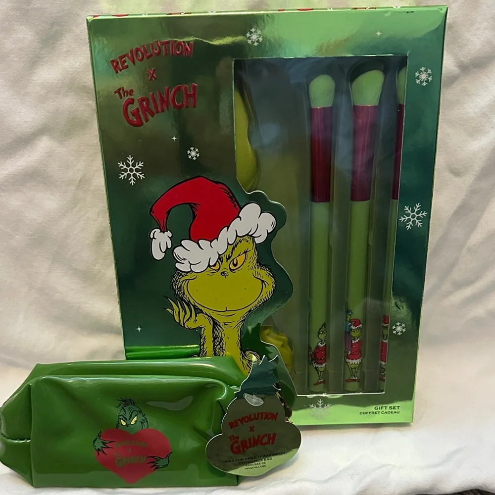 Revolution x The Grinch Green and Red Brush Set